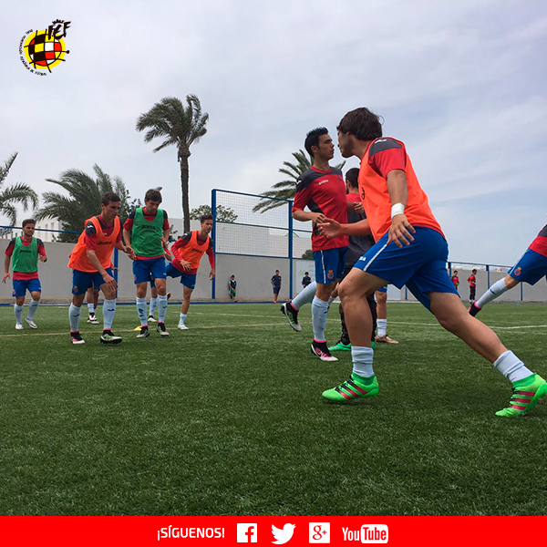 El RCD Espanyol calienta antes de la semifinal de la Copa de Campeones