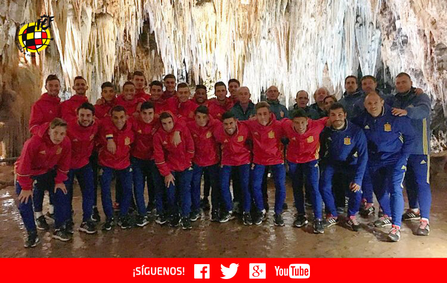 La Sub-19 en el interior de la cueva