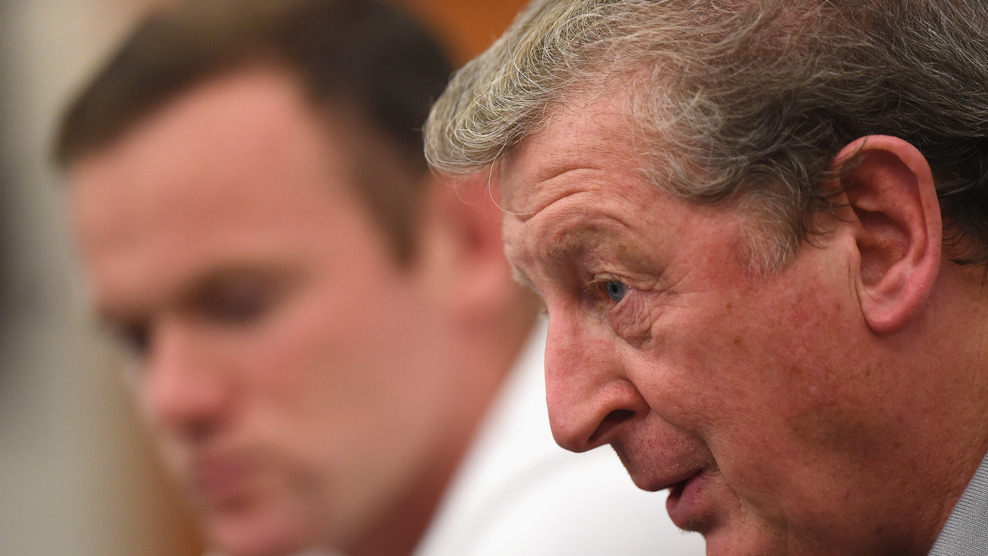 Roy Hodgson y Wayne Rooney en rueda de prensa