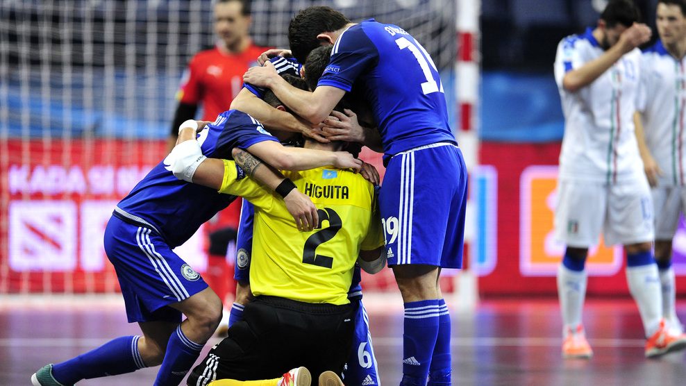 Los jugadores de Kazajistán se abrazan tras marcar un gol