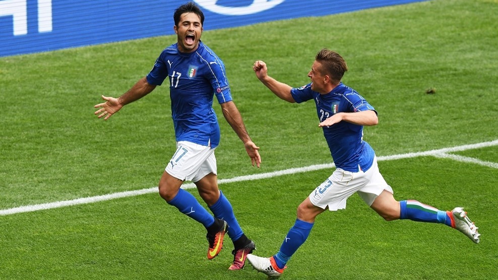 Italia celebra el gol de Eder