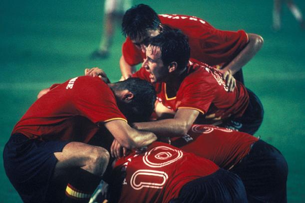 Los jugadores españoles hacen piña para celebrar un gol