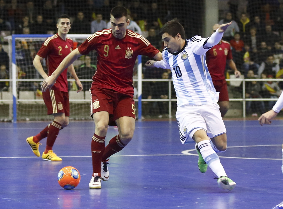 Lozano lucha con un argentino por un balón