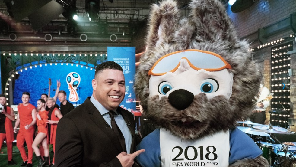Ronaldo y Zabivaka en su acto de presentación