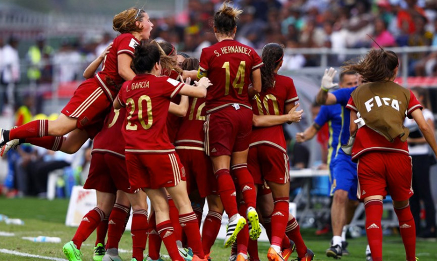 Las jugadoras de Pedro López se abrazan tras marcar ante Japón