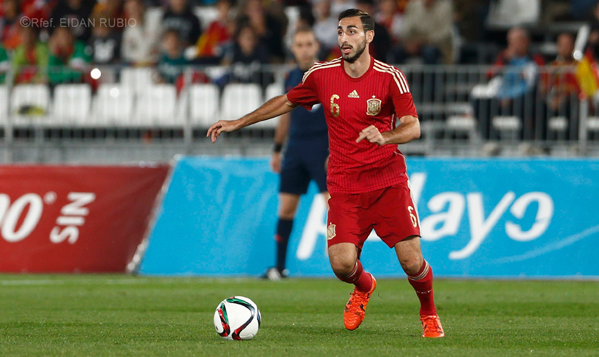 José Rodríguez conduce un balón
