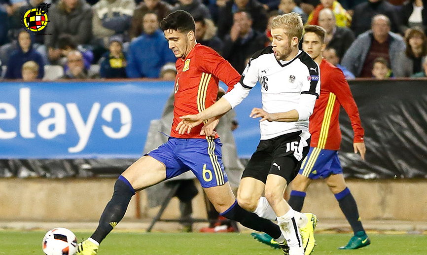 Mikel Merino contra un balón ante Austria