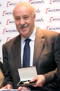 Vicente del Bosque recibiendo la Estrella de Oro