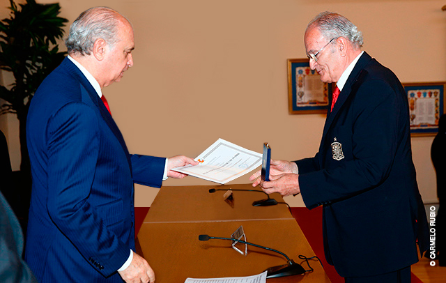 Entrega medalla
