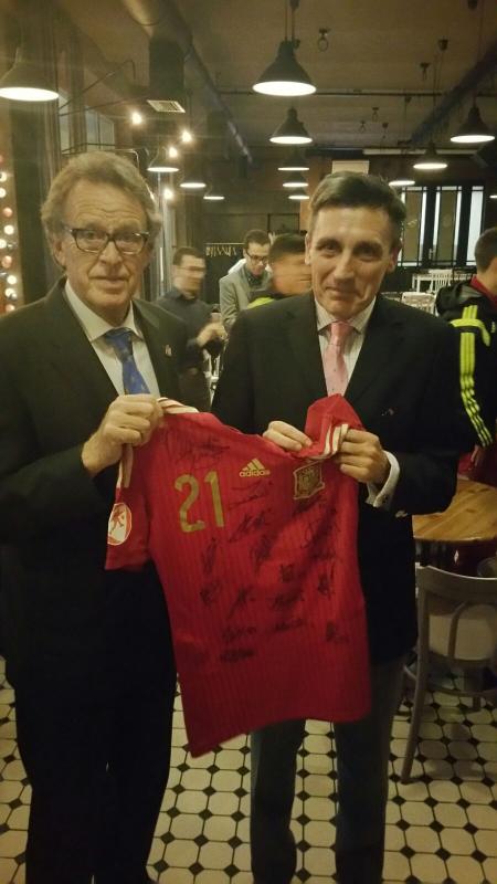 Cayetano Gomar, jefe de la delegación española, entrega una camiseta de España al embajador español en Riga