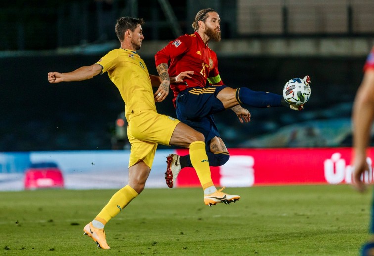 Ramos pelea por un balón en el partido de ida