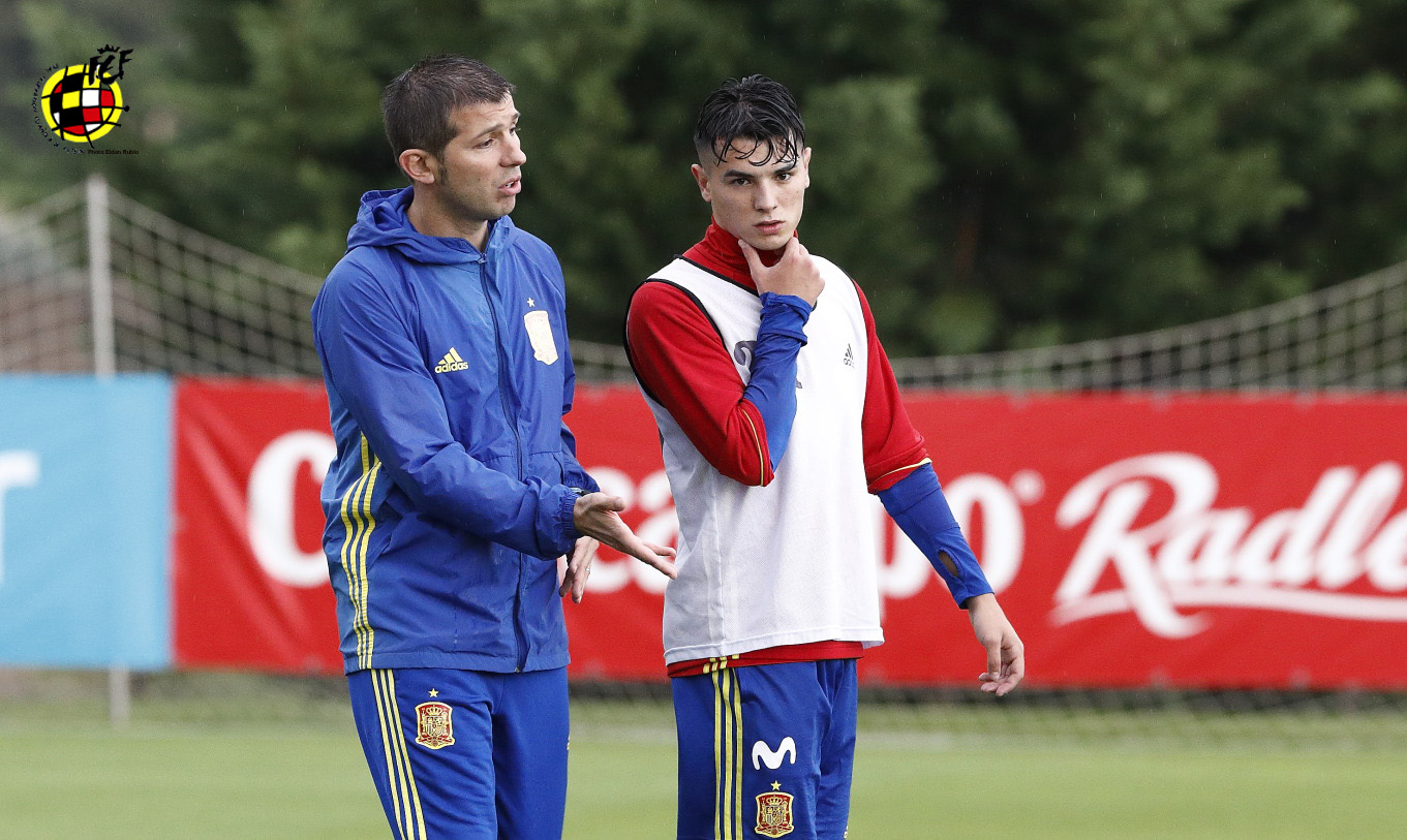 Brahim Díaz junto al Seleccionador Sub-21 Albert Celades