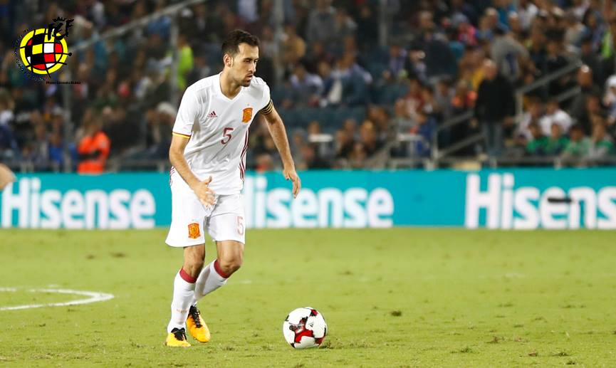 Sergio Busquets controla un balón en el centro del campo