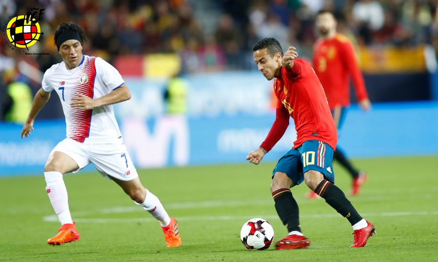 Thiago Alcántara juega un balón en un encuentro de la selección española 