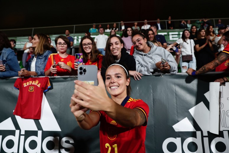 Claudia Zornoza, con los aficionaos en Las Rozas