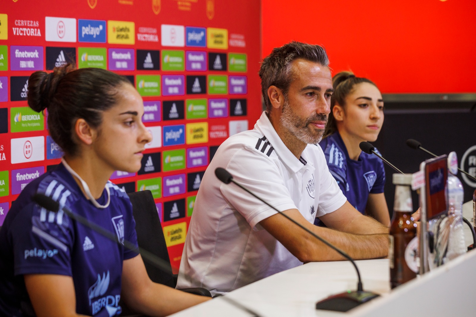 Jorge Vilda, Olga Carmona y Oihane Hernández, en rueda de prensa