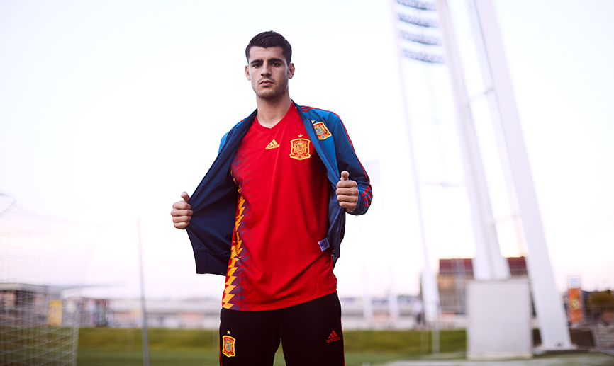 Álvaro Morata posa con la camiseta de la Selección