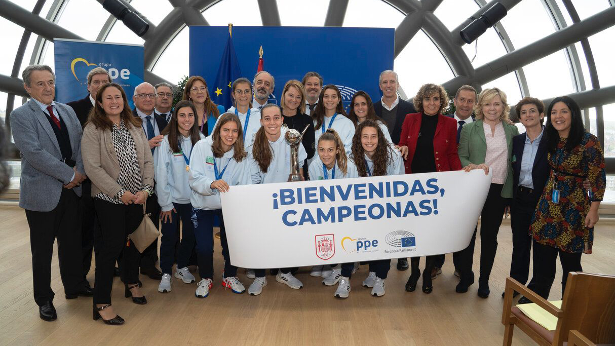 Las jugadoras de la Sub-20 femenina en el Parlamento Europeo