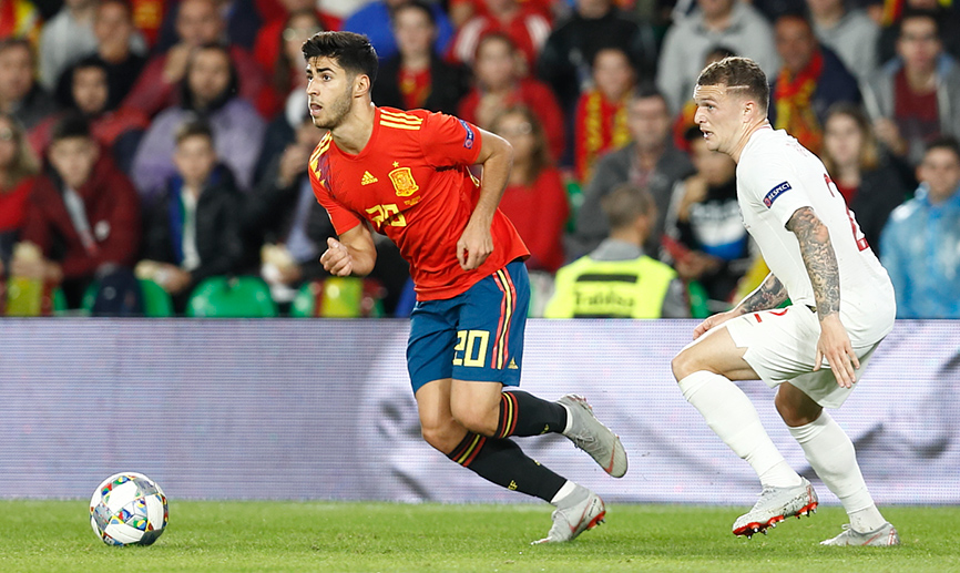 Marco Asensio controla un balón ante Trippier