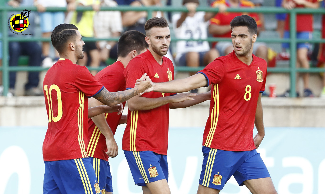 Los jugadores de la Selección Sub-21 celebran un gol frente a Italia