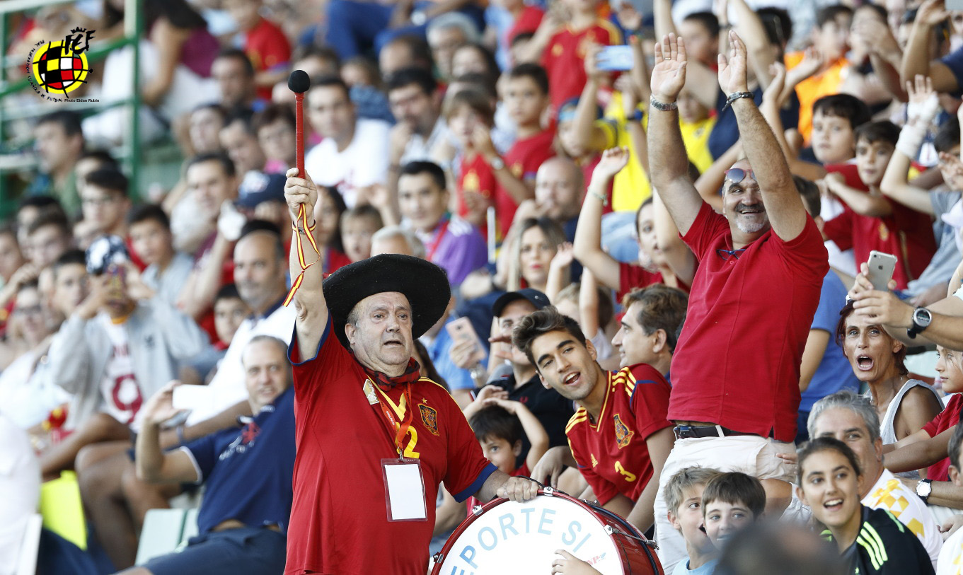 Manolo el del Bombo anima las gradas del Salto del Caballo