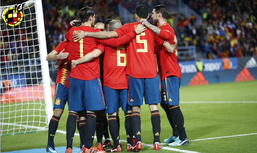 La selección española celebra un gol