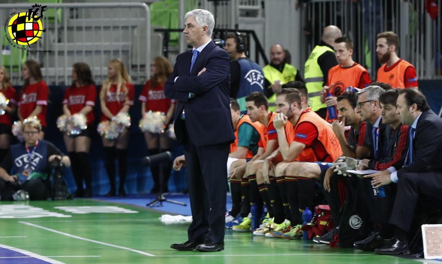 El seleccionador nacional de fútbol sala durante el partido frente a Francia en Liubliana