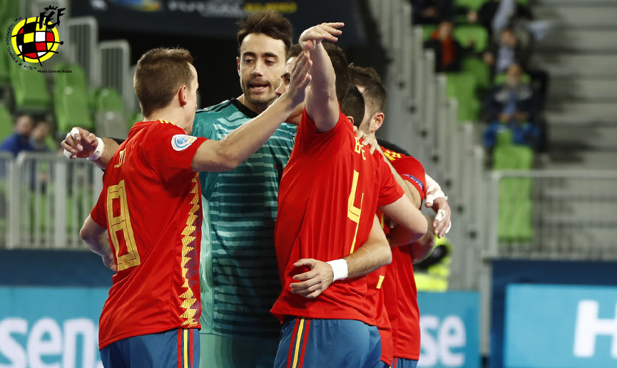 La selección española de fútbol sala festeja un gol durante la presente Eurocopa