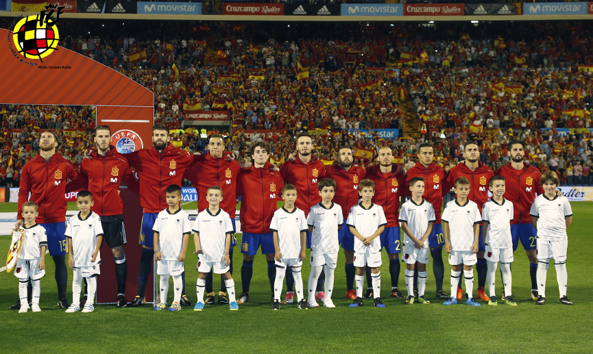 La Selección española escucha el himno nacional