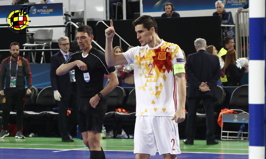 Carlos Ortiz festeja su gol en la tanda de penaltis ante Kazajistán en Liubliana