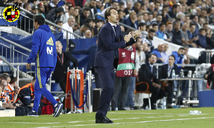 Julen Lopetegui da instrucciones al equipo desde la banda del Teddy Stadium