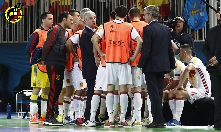 José Venancio López, seleccionador nacional de fútbol sala, da instrucciones a su equipo durante un partido del equipo en Eslovenia