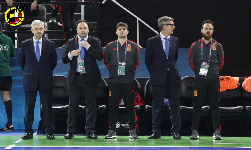 El seleccionador nacional de fútbol sala y su cuerpo técnico antes partido frente a Kazajistán en Liubliana