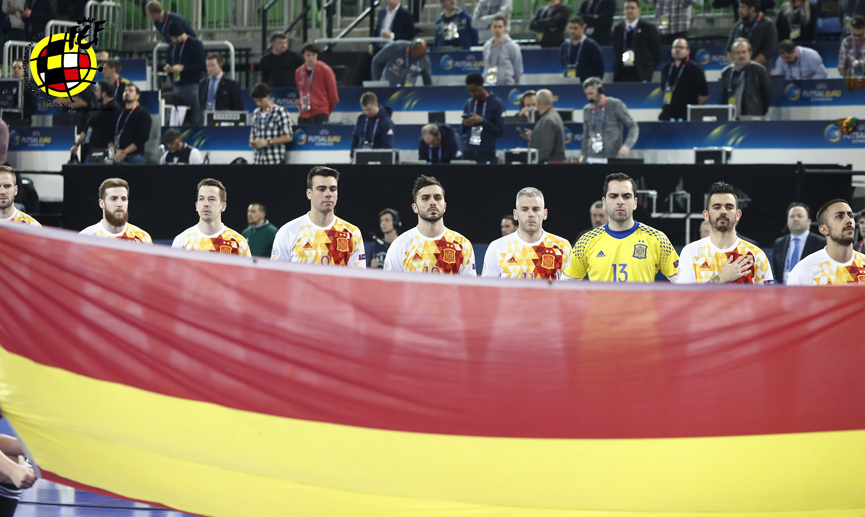 La selección española durante la ceremonia de los himnos en Liubliana