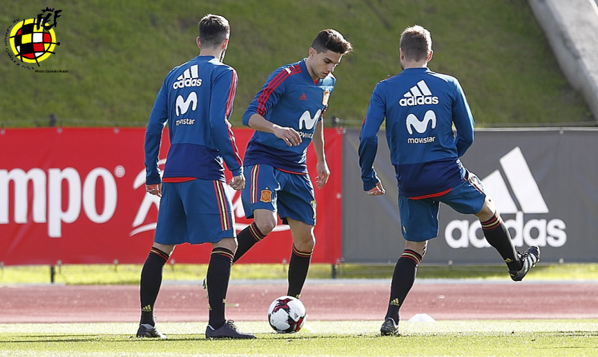 Los jugadores durante una acción del entrenamiento