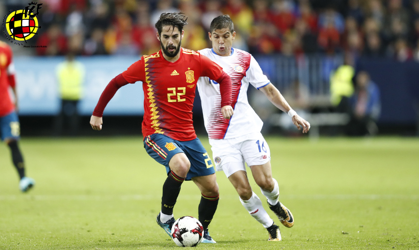 Isco controla un balón
