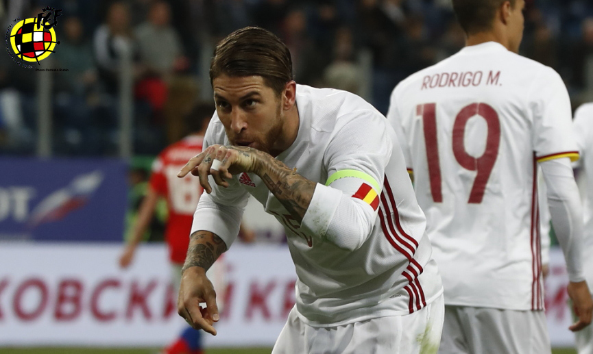 Ramos celebra un gol con España
