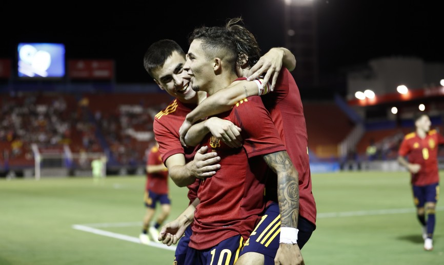 Los jugadores de la Selección española Sub-21 celebran un tanto