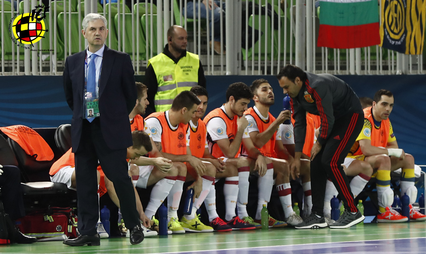 El seleccionador nacional de fútbol sala durante el partido frente a Ucrania en Liubliana