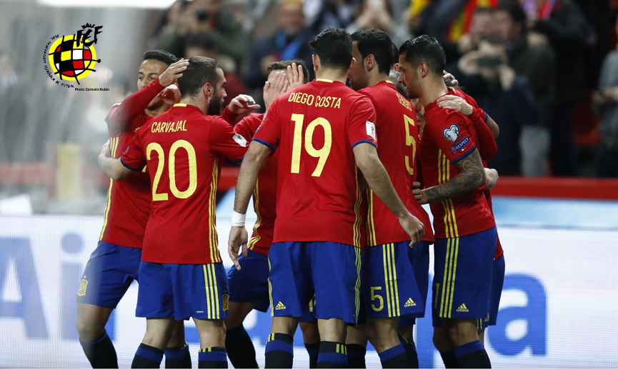 Los jugadores de la Selección celebran un tanto