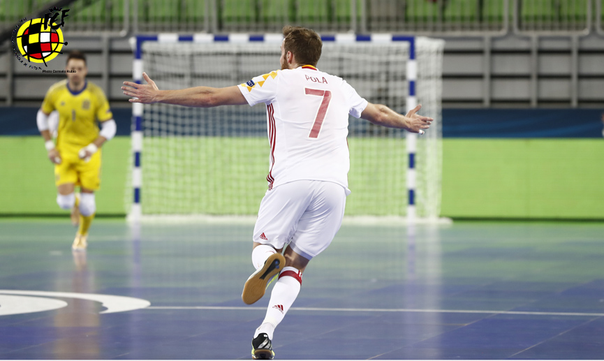 Los jugadores de la selección celebran el primer gol de España frente a Ucrania