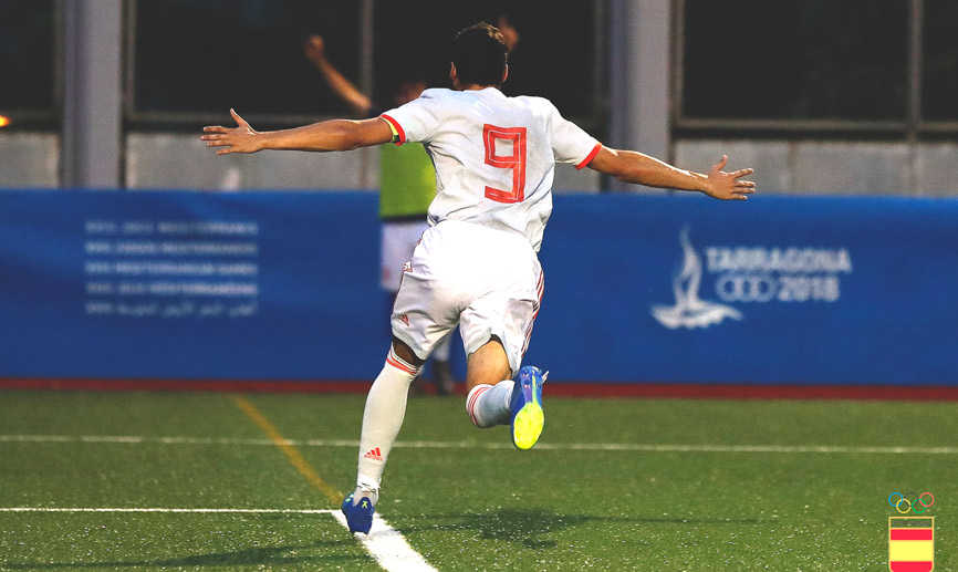 Abel Ruiz celebra el 2-1 ante Marruecos después de marcar el penalti