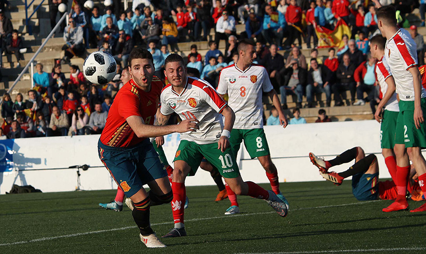 Abel Ruiz intenta hacerse con el control del balón