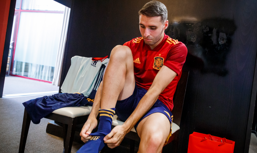 Abel Ruiz poniéndose las medias de la equipación de la Selección