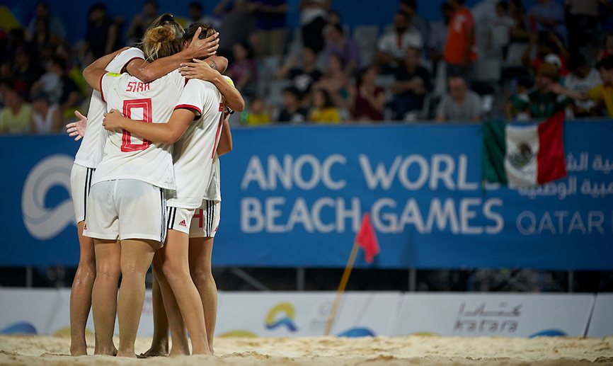 Las jugadoras de la Selección femenina se abrazan tras un gol
