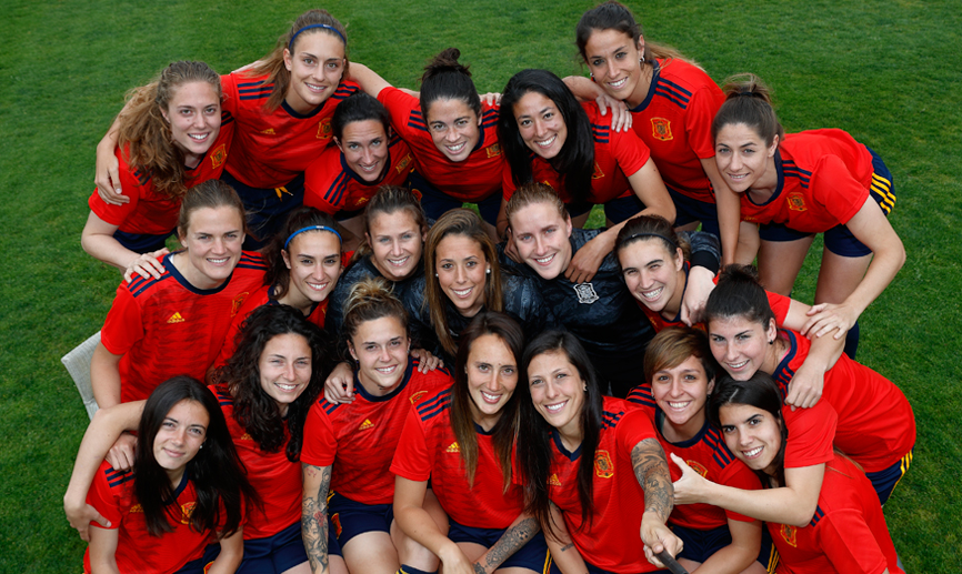 Las jugadoras de la Selección española, ataviadas con su nueva equipación para el Mundial