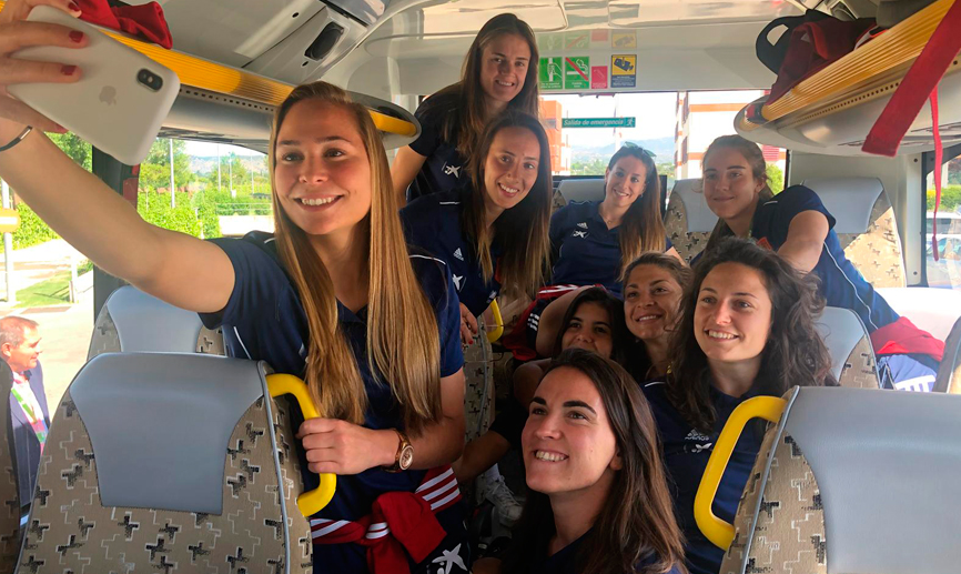 Las jugadoras de la Selección española femenina a bordo de su autobús sostenible
