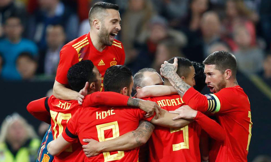 Los jugadores de la selección española celebran un tanto
