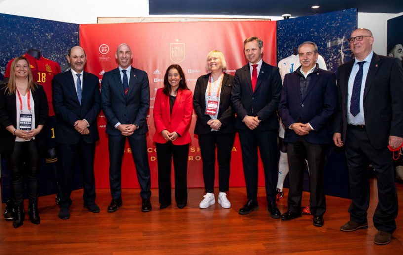 Luis Rubiales preside en el estadio de Riazor el acto institucional por el España - Islandia