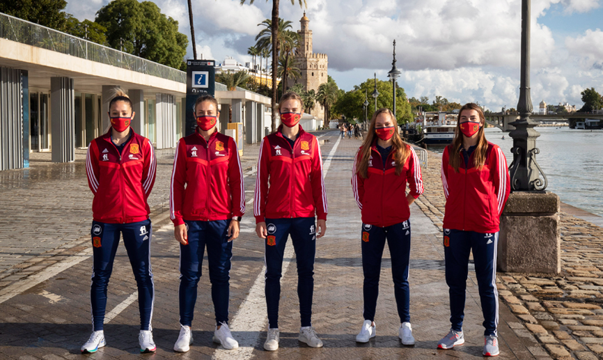 Las jugadoras Lola Gallardo, Alexia Putellas, Irene Paredes, Irene Guerrero y Patricia Guijarro posan con la Torre del Oro al fondo